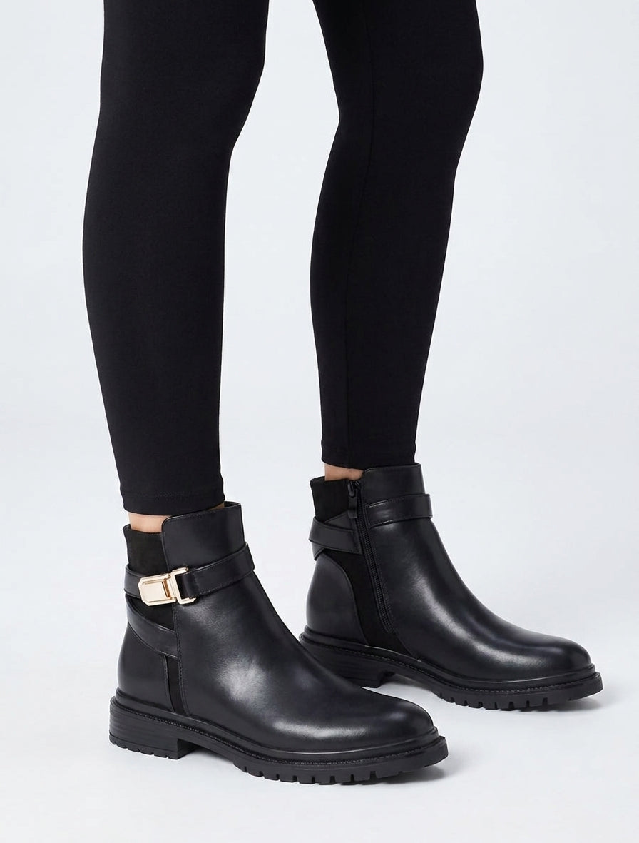 Botines de imitación con pieza de ante. - Negro