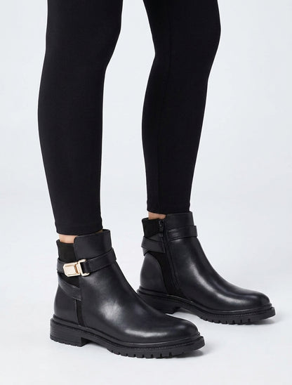 Botines de imitación con pieza de ante. - Negro
