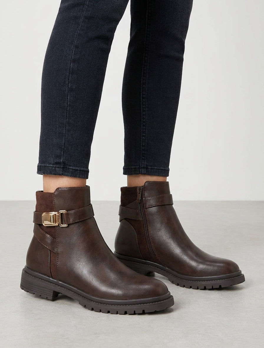 Botines de imitación con pieza de ante. - Marrón