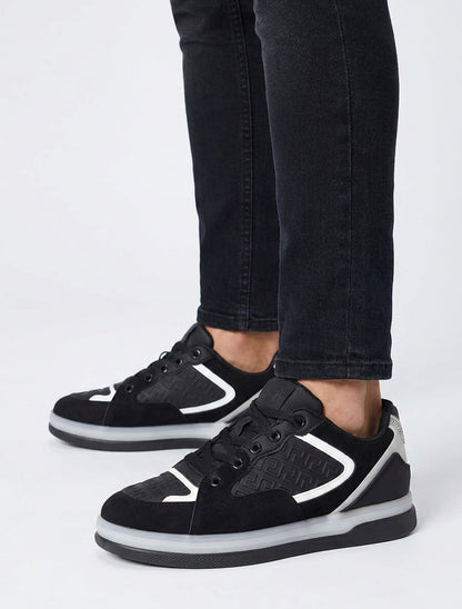 Zapatillas de ante y símil con motivo griego en relieve - Negro