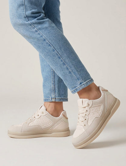 Zapatillas de gamuza y símil con motivo griego en relieve - Beis