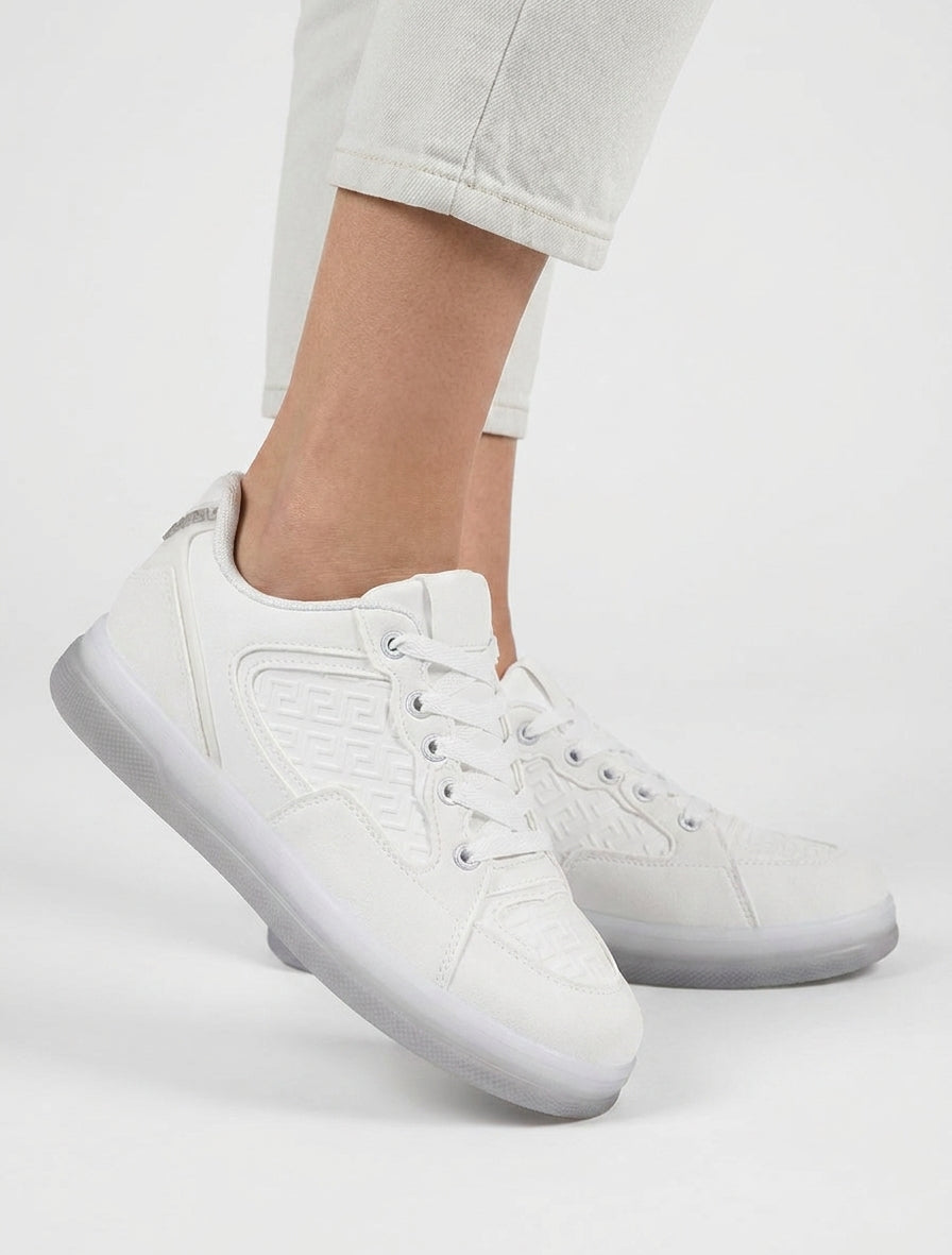 Zapatillas de gamuza y símil con motivo griego en relieve - Blanco