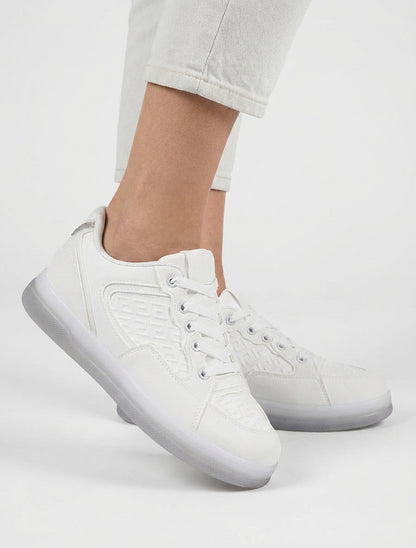 Zapatillas de gamuza y símil con motivo griego en relieve - Blanco