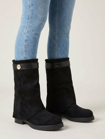 Botines invertidas de ante con adorno de joya - Negro