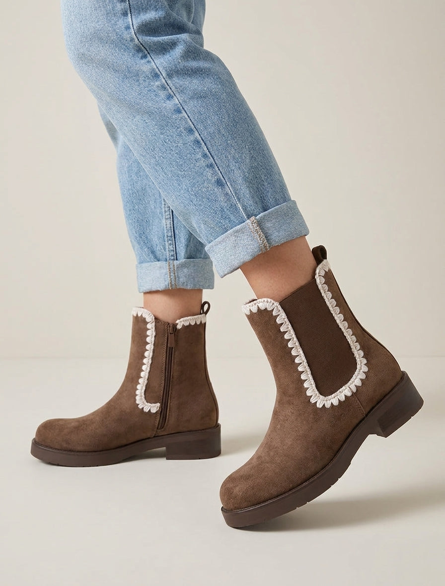 Botines de gamuza elásticas con bordados - Marrón