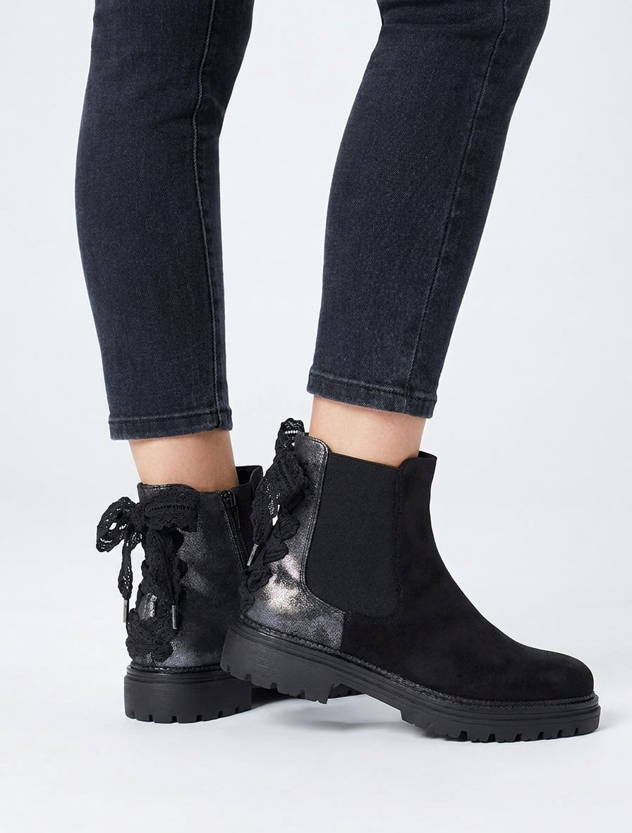 Botines con contrafuerte irisado y detalle de cordones de crochet. - Negro