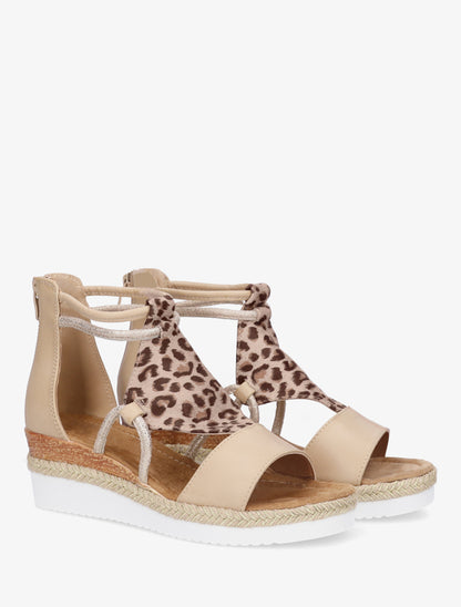 Sandalias de cuña con tira de estampado leopardo. - Beis