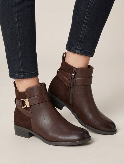 Botines bimaterial con hebilla metálica - Marrón