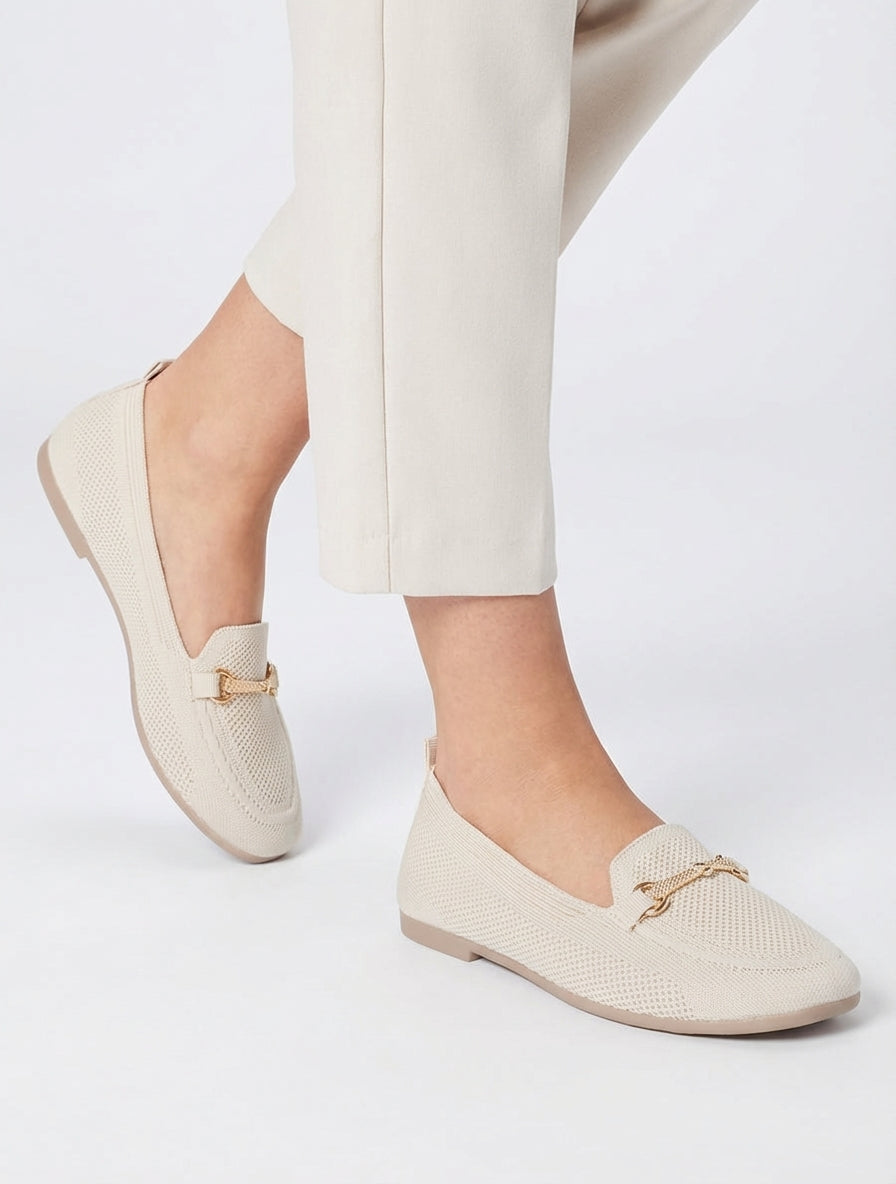 Mocasines de malla con hebilla decorativa. - Beis