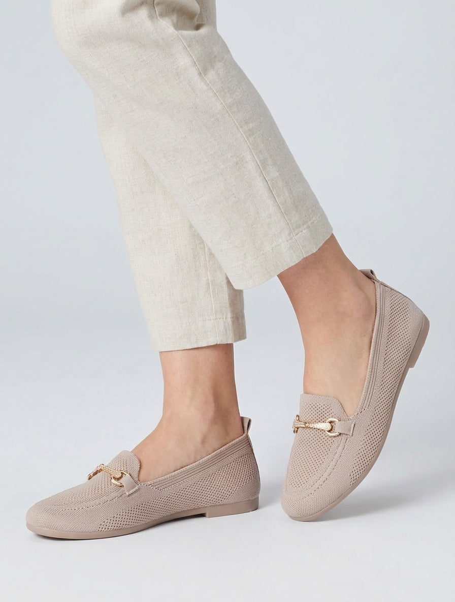 Mocasines de malla con hebilla decorativa. - Topo