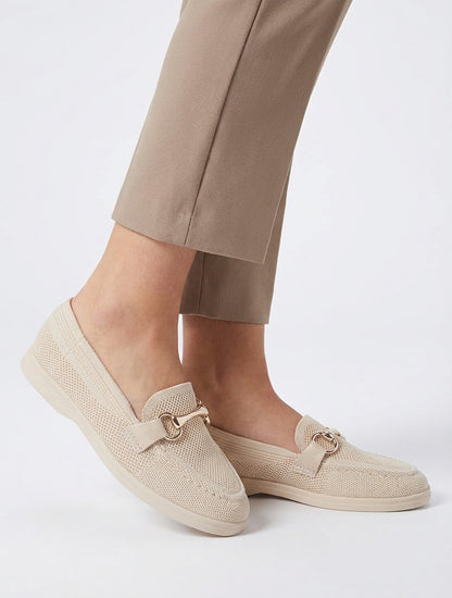 Mocasines de malla con hebilla decorativa - Beis
