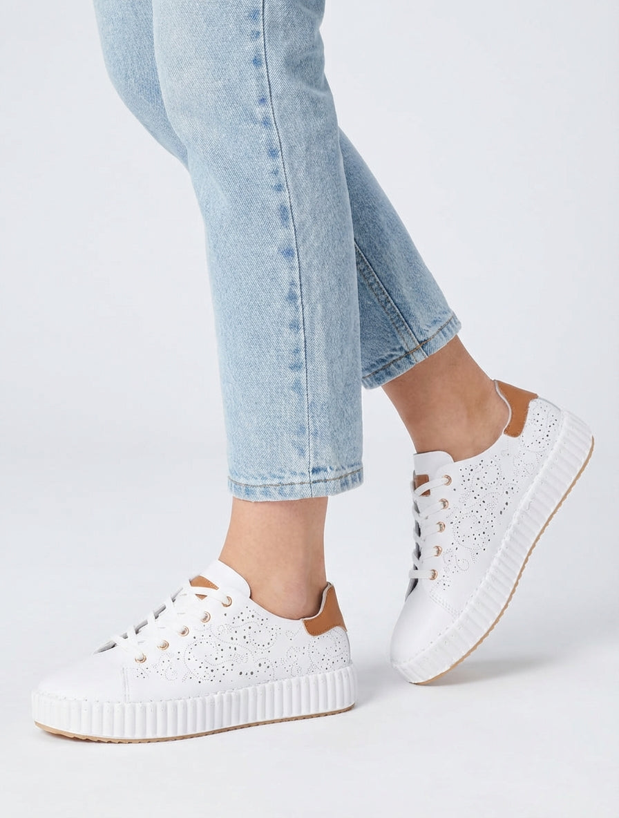 Zapatillas flexibles con patrones calados. - Blanco
