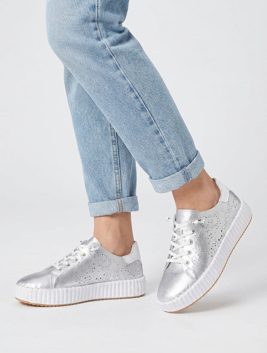 Zapatillas flexibles con patrones calados. - Dinero