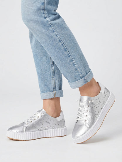 Zapatillas flexibles con patrones calados. - Dinero