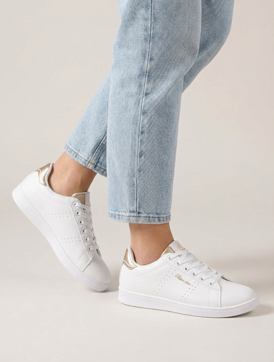 Zapatillas de imitación con inscripción bordada. - Oro