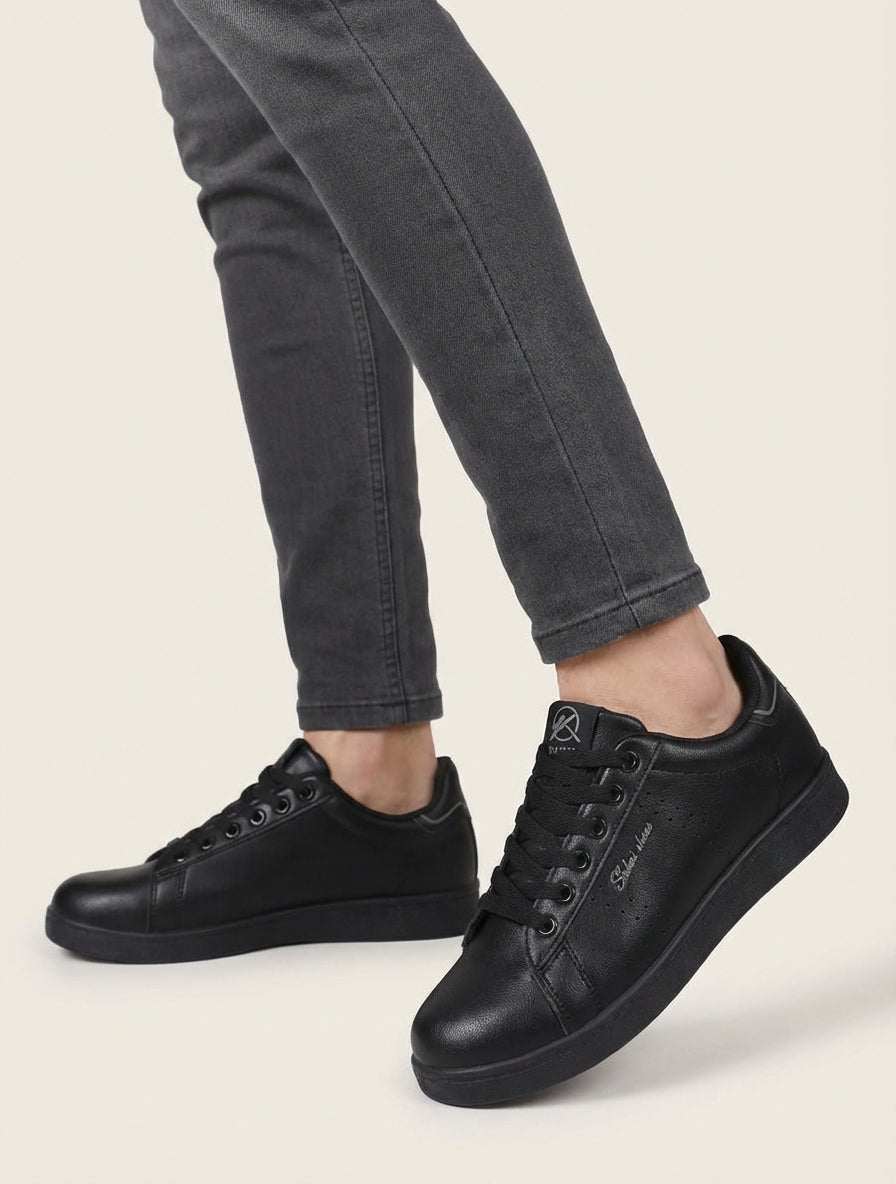 Zapatillas de imitación con inscripción bordada. - Negro