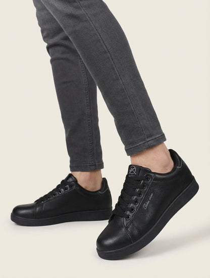 Zapatillas de imitación con inscripción bordada. - Negro