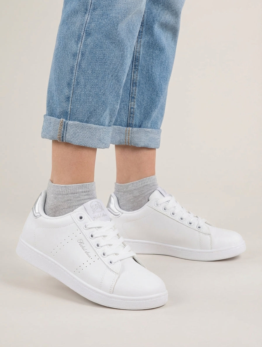 Zapatillas de imitación con inscripción bordada. - Dinero