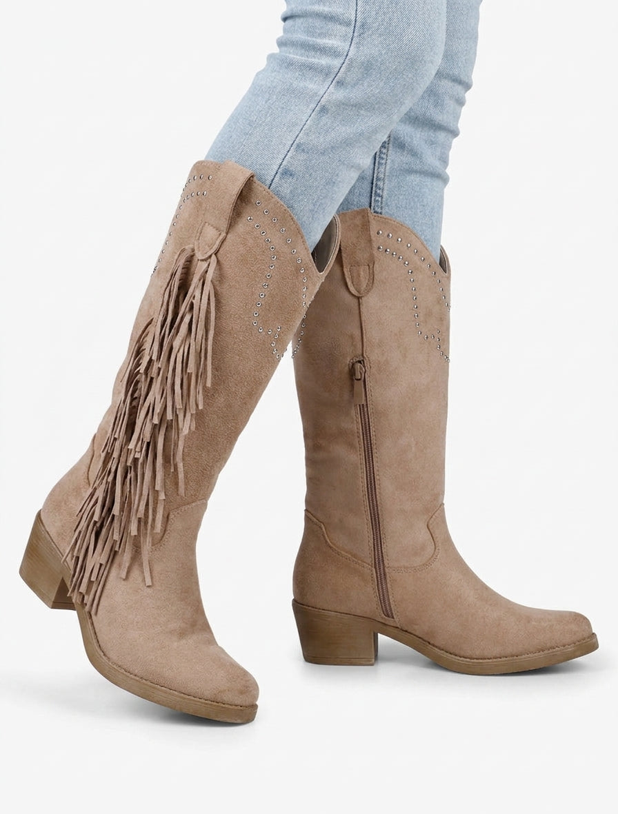 Botines altas de ante con flecos y tachuelas. - Topo