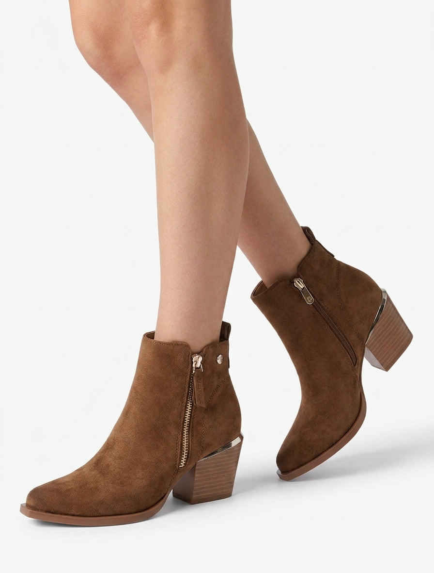 Botines de ante con cremallera decorativa y puntas puntiagudas. - Camello