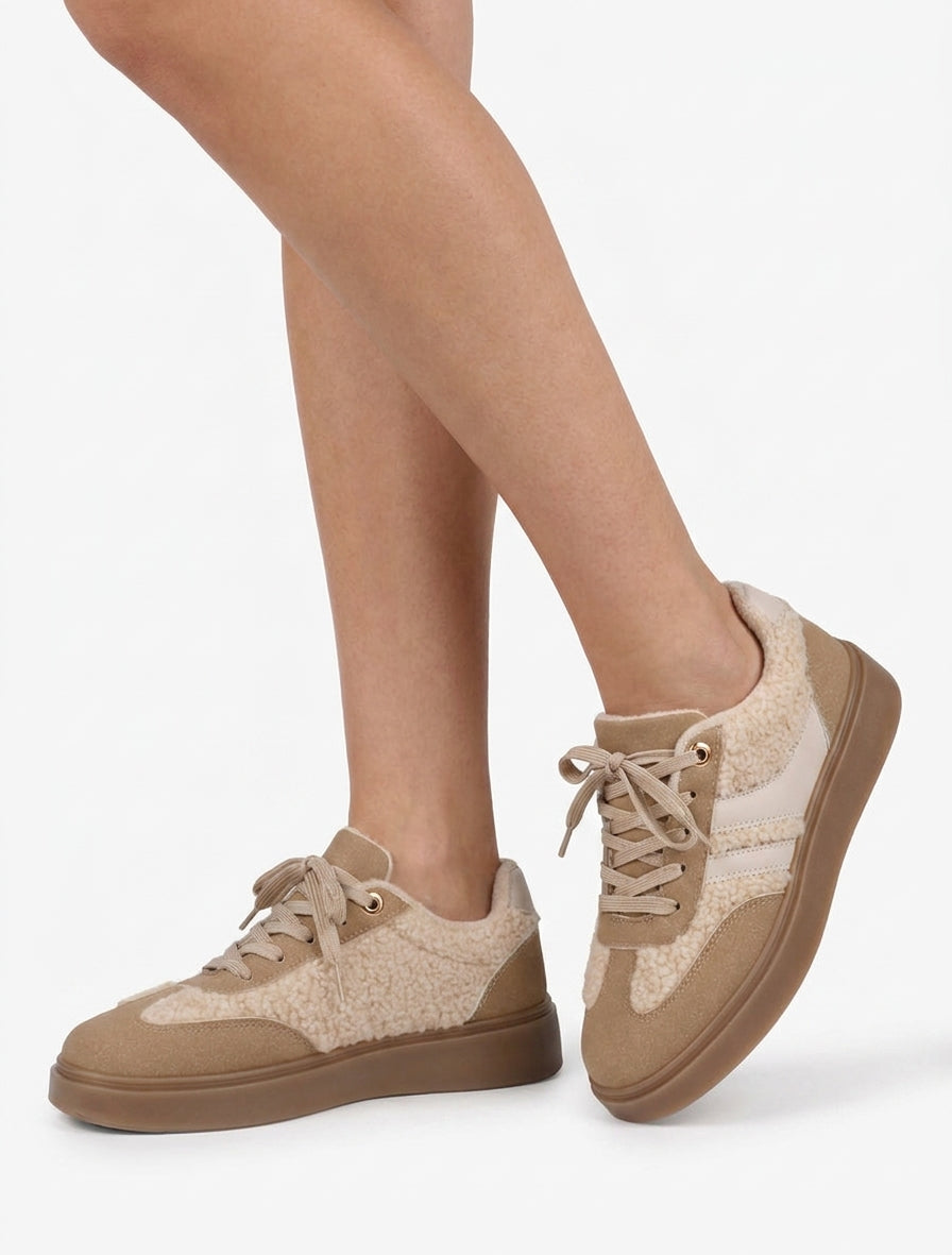 Zapatillas bajas con inserciones efecto lana rizada - Topo