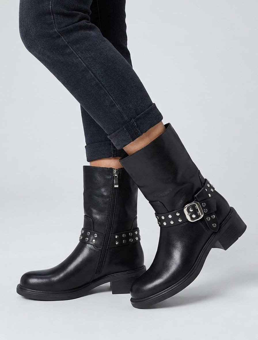 Botines con correa decorativa con tachuelas - Negro