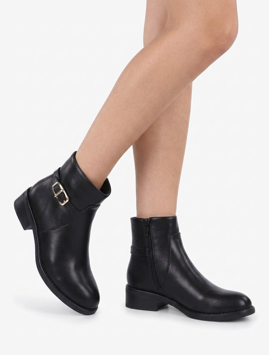 Botines de imitación con hebilla metálica. - Negro