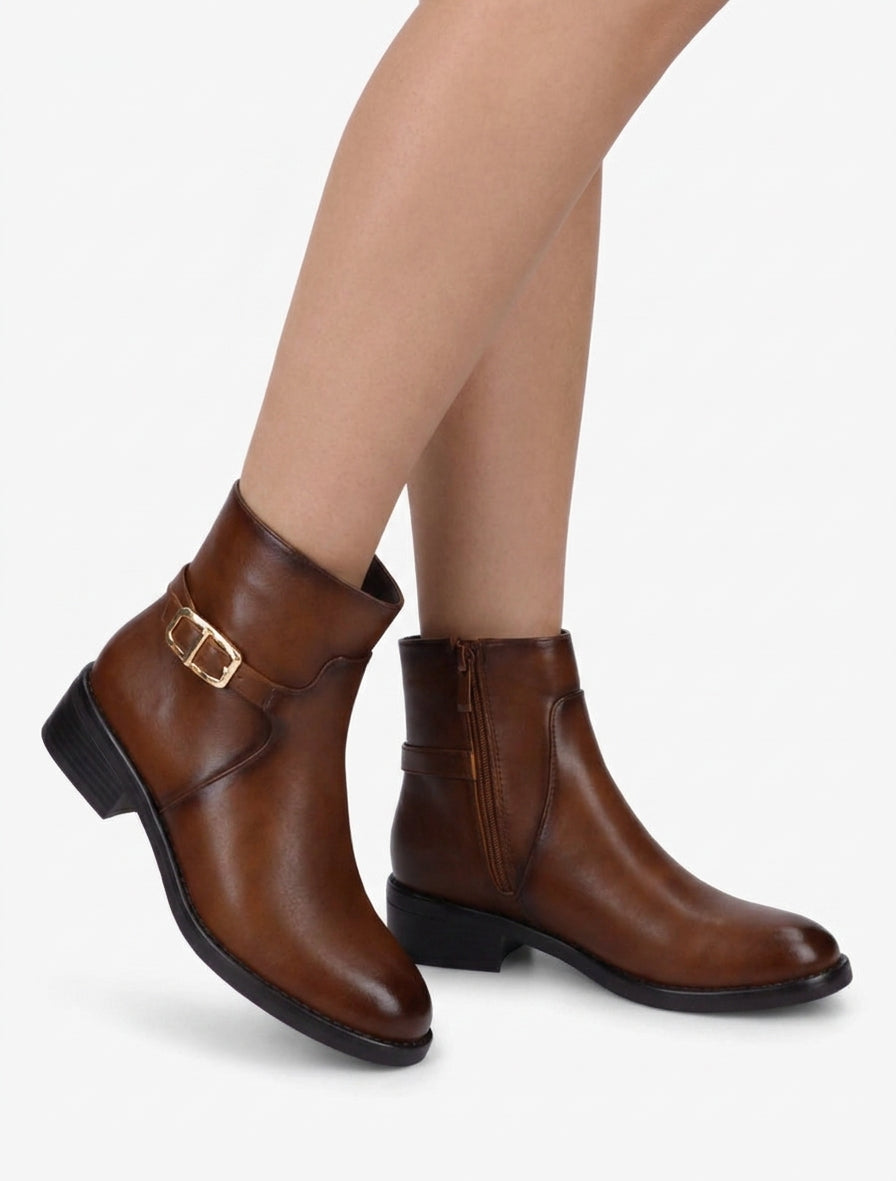 Botines de imitación con hebilla metálica. - Camello