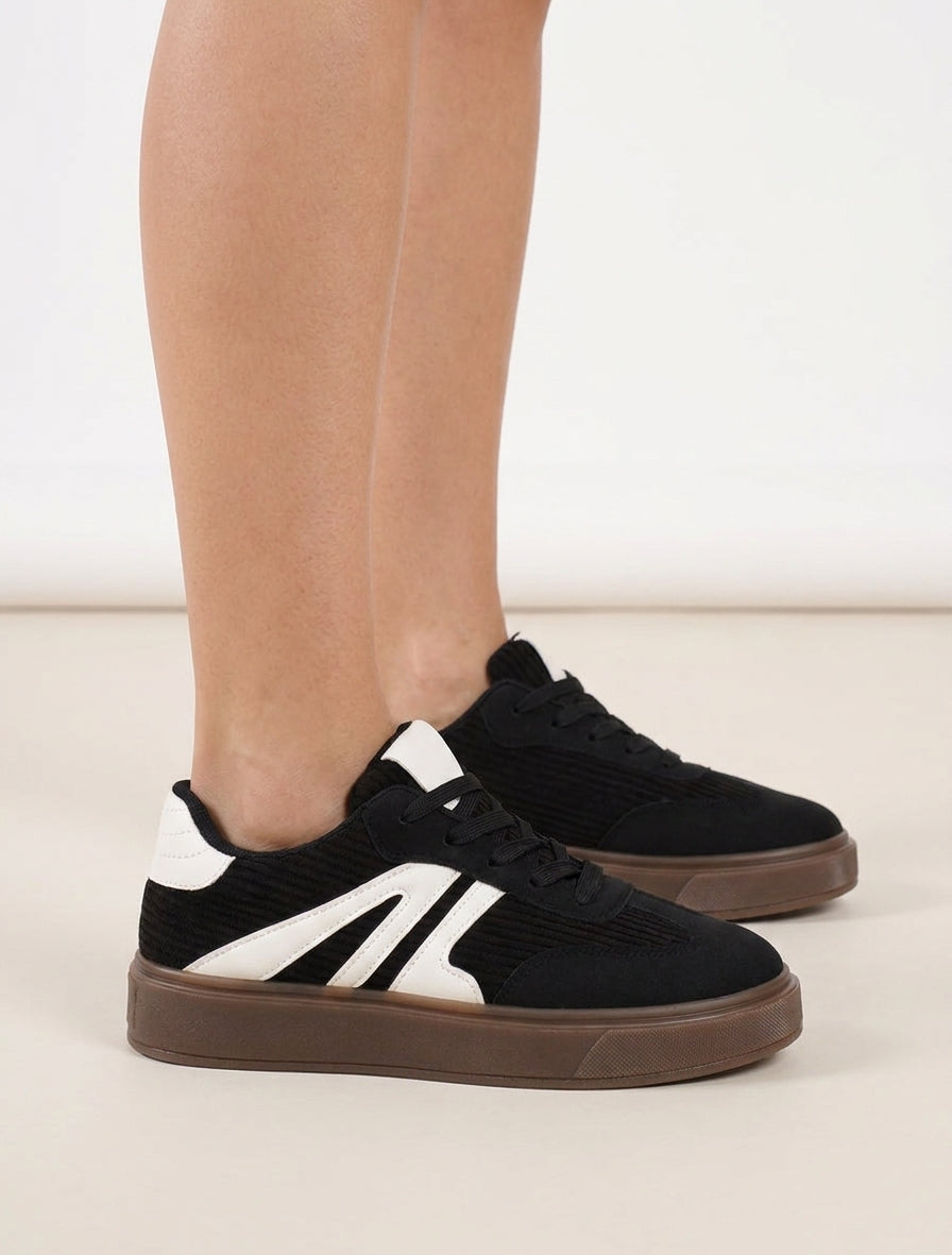 Zapatillas con paneles de tela y bandas contrastantes. - Negro
