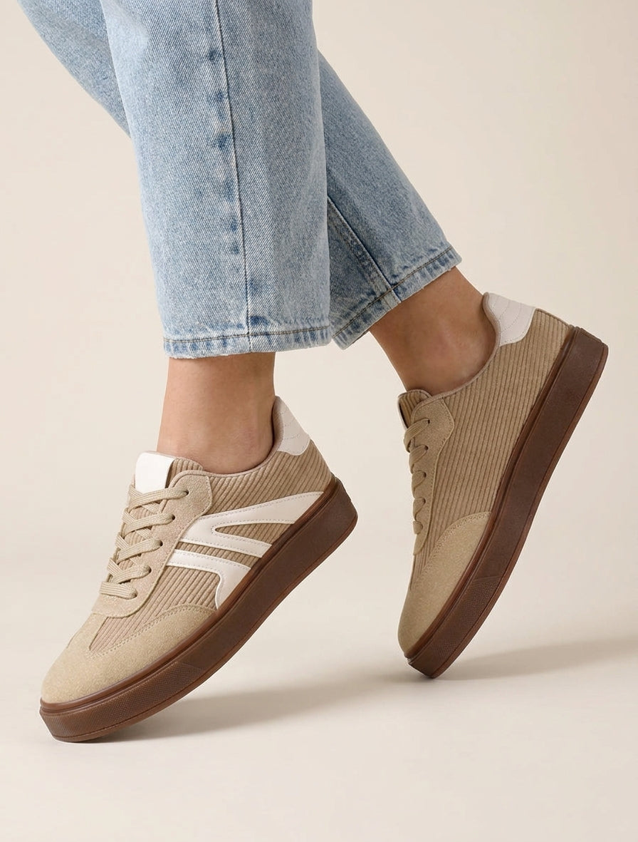 Zapatillas con paneles de tela y bandas contrastantes. - Topo