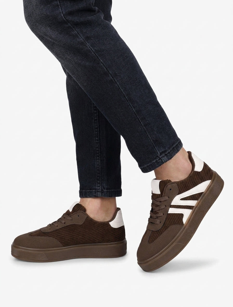 Zapatillas con paneles de tela y bandas contrastantes. - Marrón