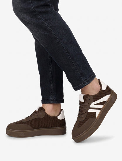 Zapatillas con paneles de tela y bandas contrastantes. - Marrón