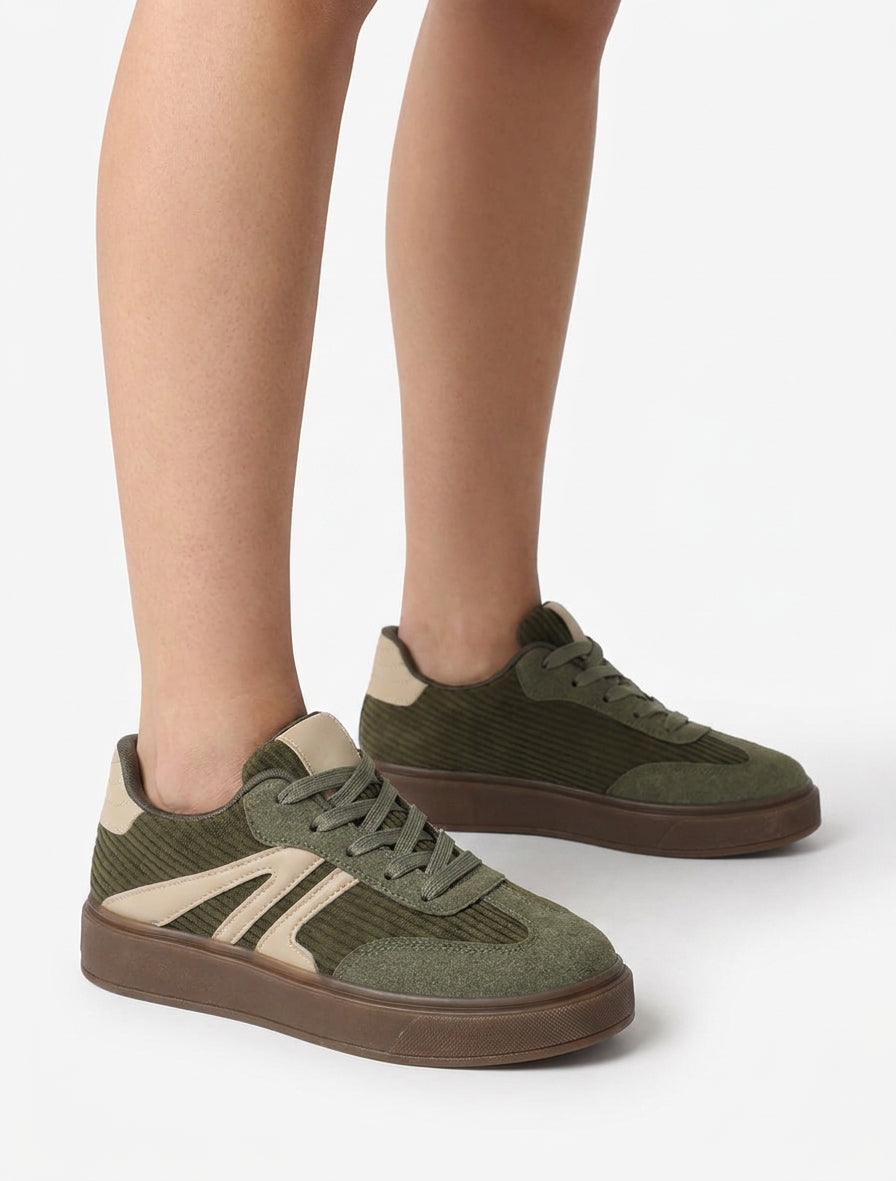 Zapatillas con paneles de tela y bandas contrastantes. - Caqui