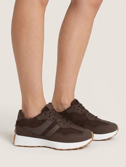 Zapatillas efecto nobuk con bandas contrastantes - Marrón
