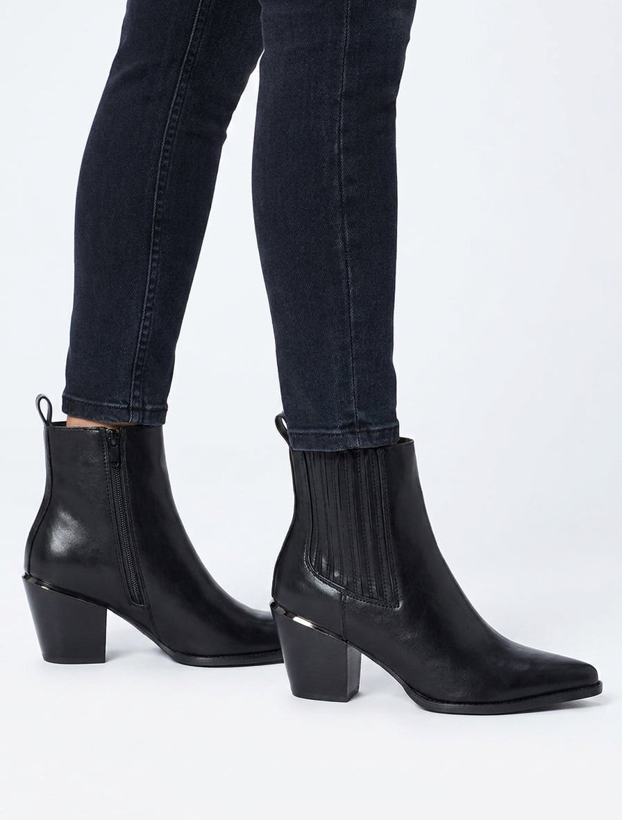 Botines de imitación estilo vaquero. - Negro