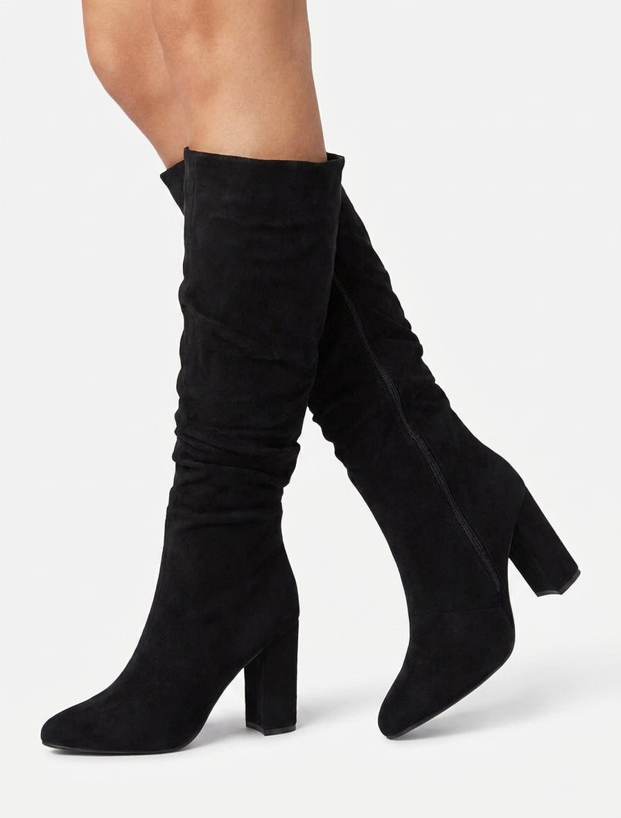 Botas fruncidas de ante con punta puntiaguda. - Negro