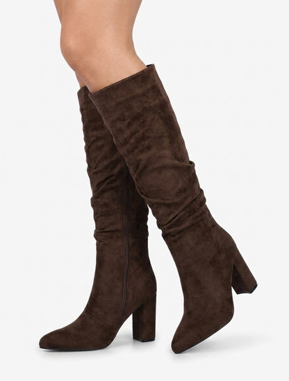 Botas fruncidas de ante con punta puntiaguda. - Marrón