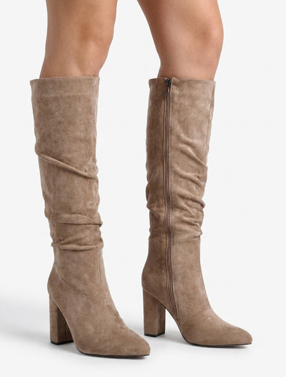 Botas fruncidas de ante con punta puntiaguda. - Topo