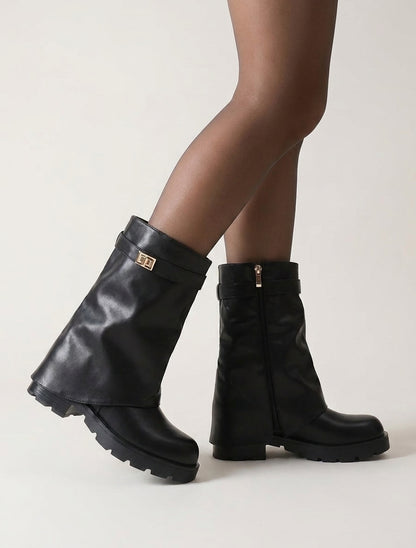 Botines invertidas con correa y joya - Negro