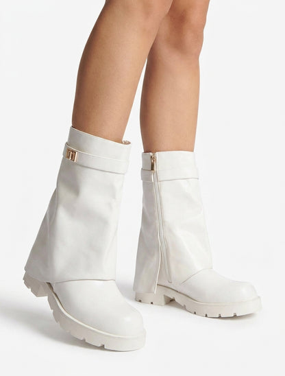 Botines invertidas con correa y joya - Blanco