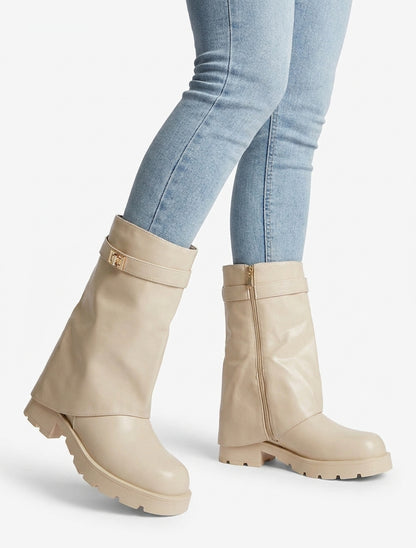 Botines invertidas con correa y joya - Beis