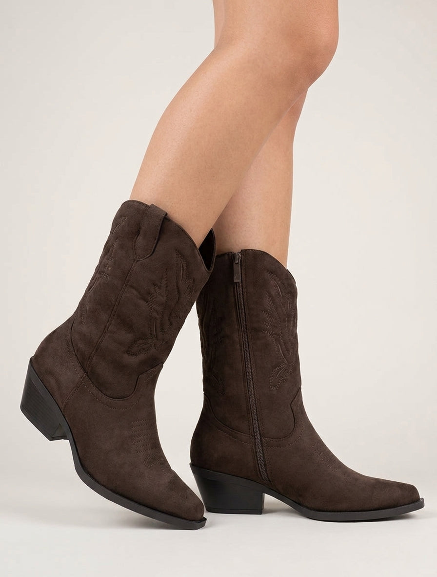 Botines estilo vaquero en ante. - Marrón