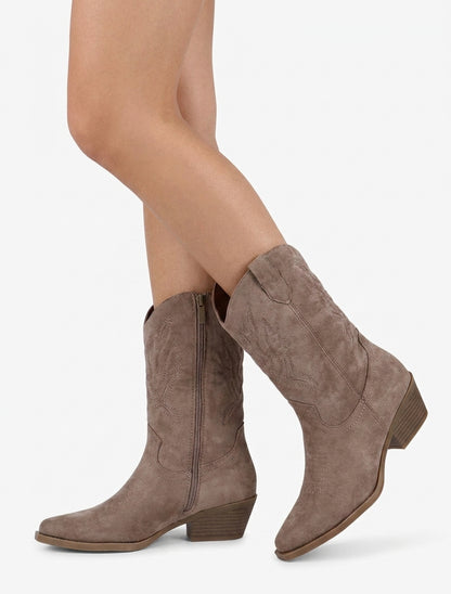 Botines estilo vaquero en ante. - Topo