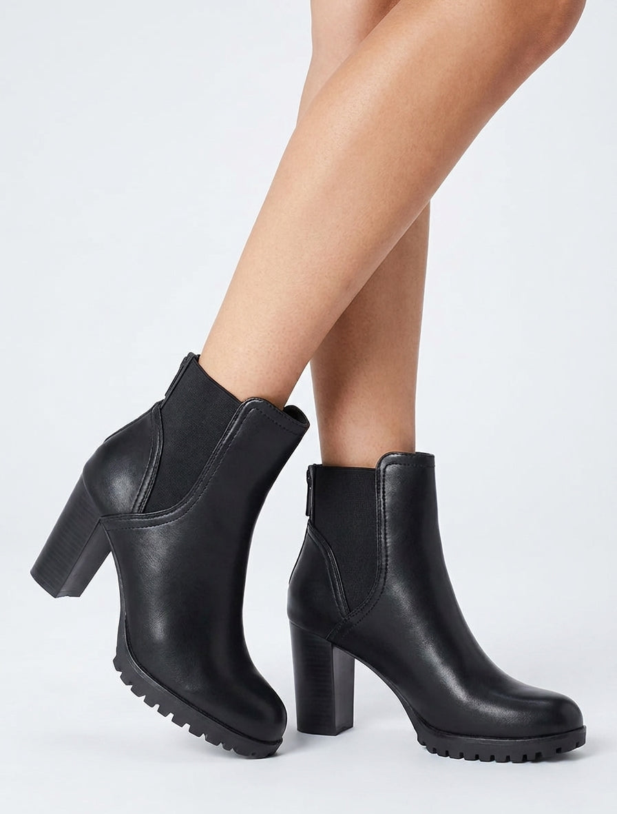 Botines de tacón alto y suela dentada de imitación. - Negro