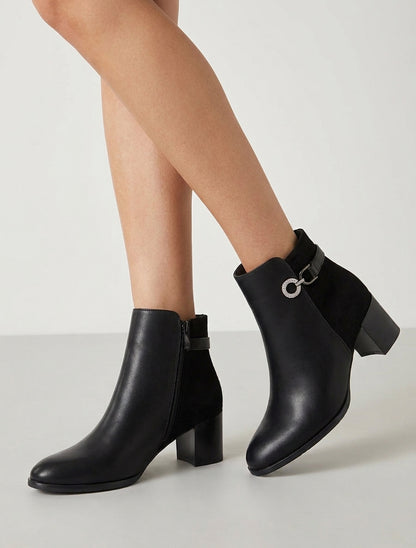 Botines bicolor con hebilla adornada con strass. - Negro