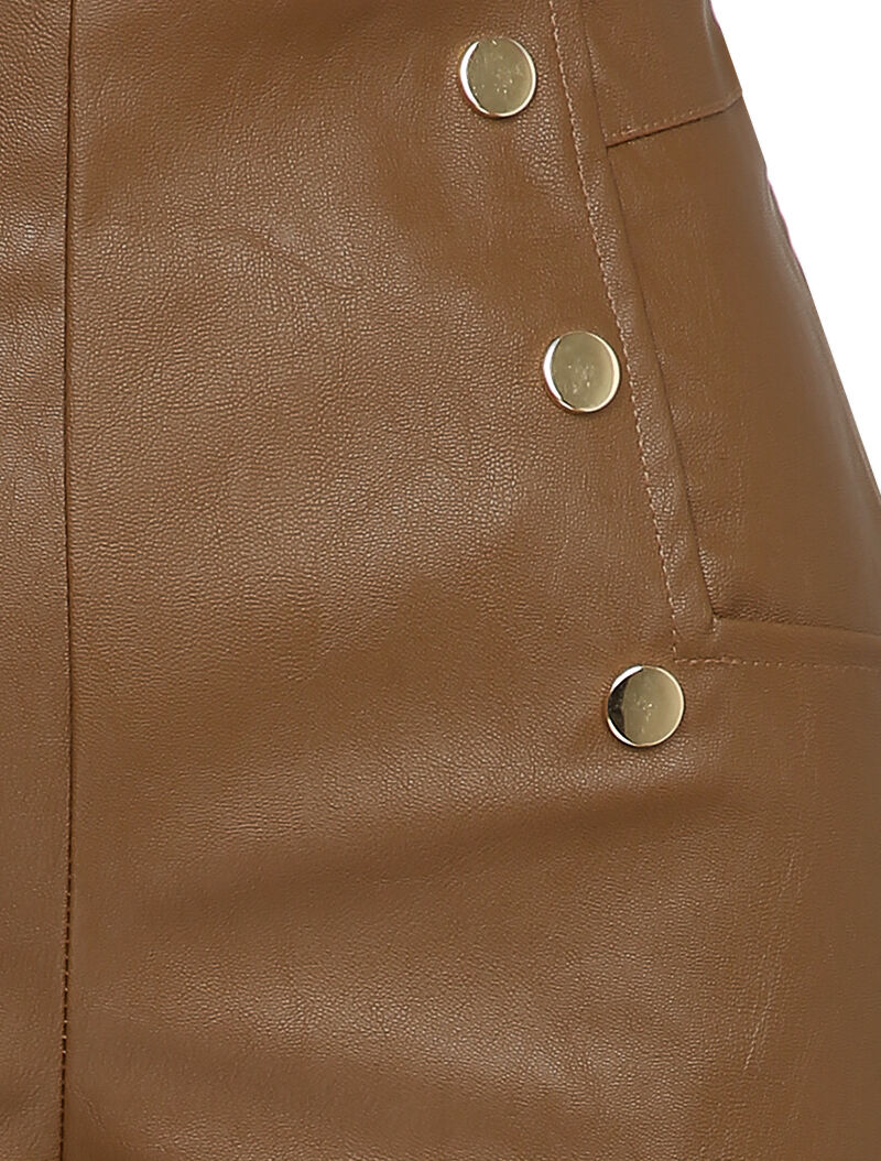 Short en simili à boutons décoratifs - Marron - 3