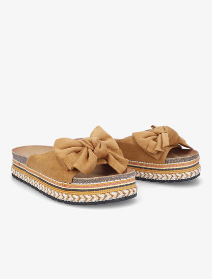 Claquettes en suédine à noeud et semelle stylisée - Camel - 4