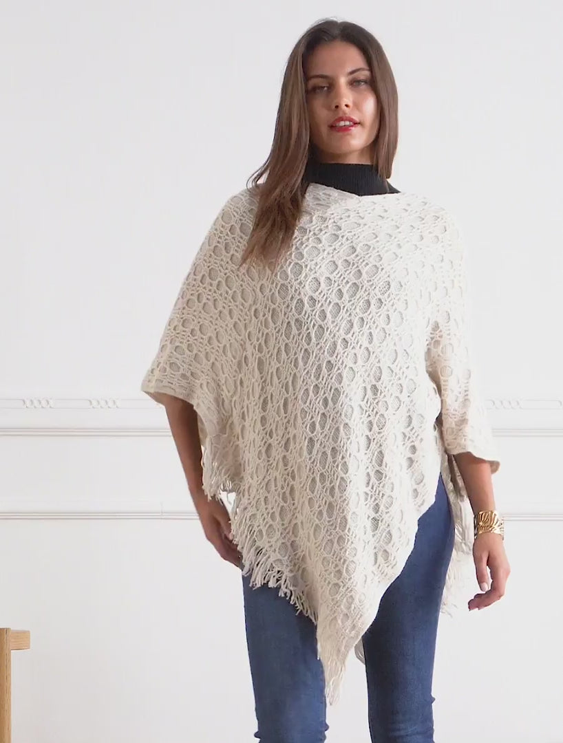 Poncho asimétrico liso con flecos - Beis