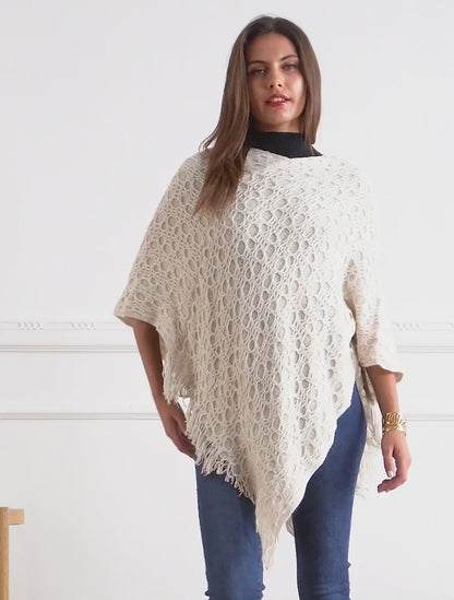 Poncho asimétrico liso con flecos - Beis