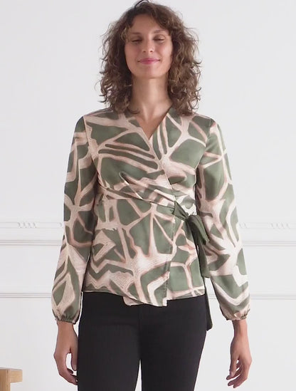 Top cruzado de satén con estampado gráfico - Caqui
